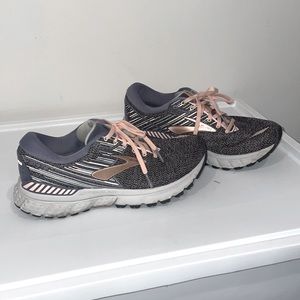 Brook’s Adrenaline 19 size 9 Ladies. Some wear but still in excellent condition
